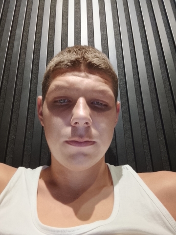 Młody chłop szuka laski