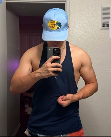 Jestem bardzo napalonym, gejowskim i aktywnym mężczyzną z mnóstwem ene