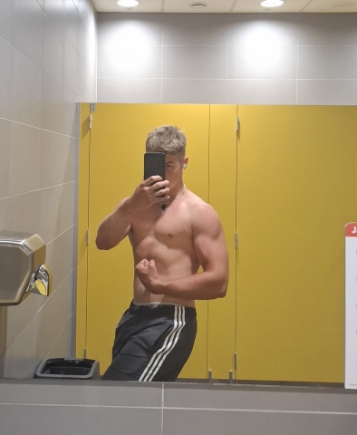 Odskocznia w bok z realnym mężczyzną