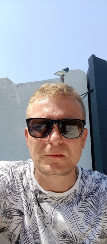 Idę na spotkanie z kobietą.