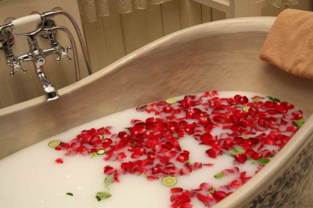 Wspólna kąpiel w płatkach róż