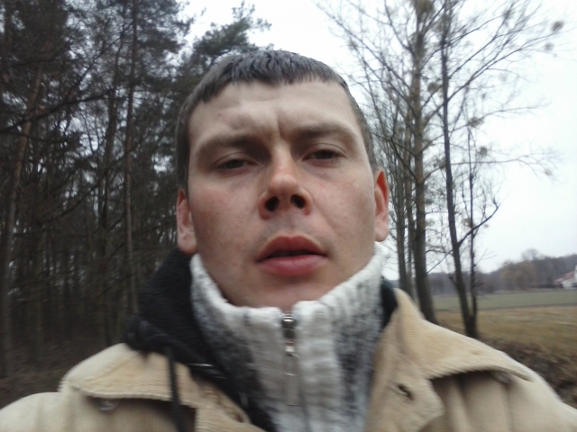 Facet szukajacy kobiety