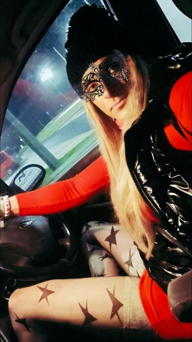 Słodka trans pozna koleżankę