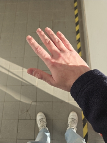 Dwudziestolatek wymasuje twoje stopy