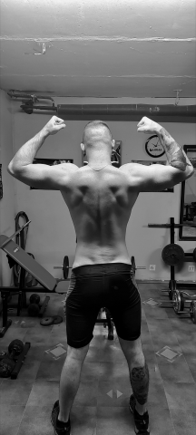 Wysoki, zadbany brunet