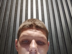 Młody chłop szuka laski