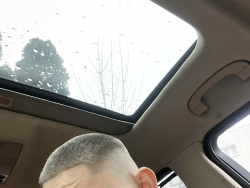 Młodszy pozna starszą panią