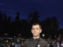 Młody, 25 lat, potrafi się dobrze bawić