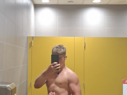 Odskocznia w bok z realnym mężczyzną