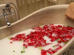 Wspólna kąpiel w płatkach róż
