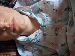Młody chłopak szuka zabawy