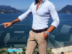 Przystojny singiel pozna atrakcyjną parę...